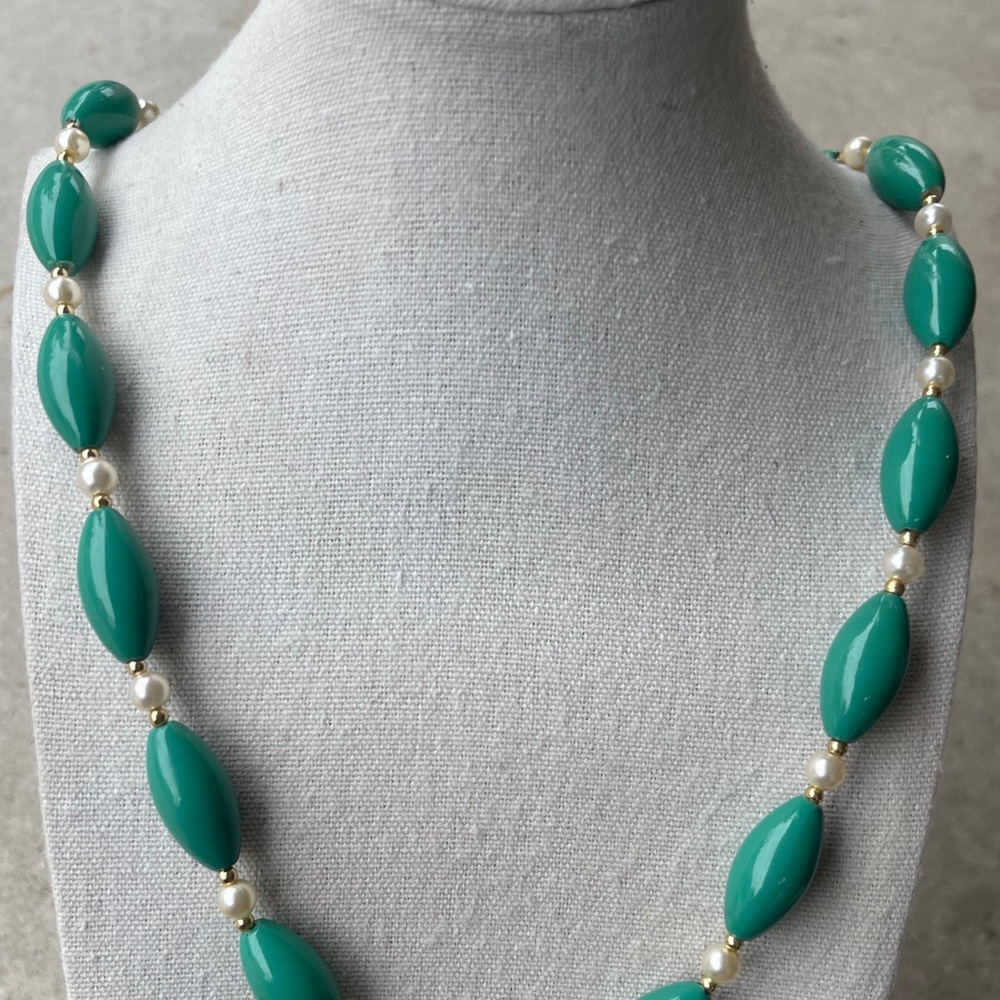 vintage necklace featuring chunky green beads and small Faux Pearls spacers - Picture 10 of 10